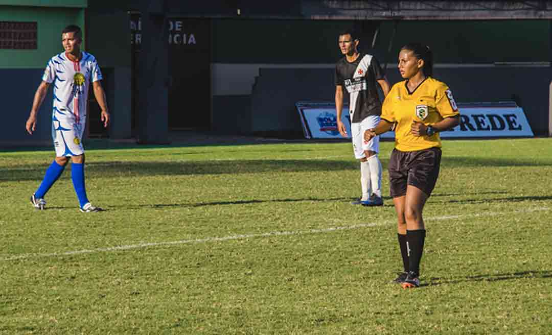 Jovem de 21 anos é a primeira mulher a arbitrar uma partida de futebol profissional no Acre