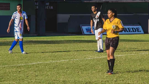 Jovem de 21 anos é a primeira mulher a arbitrar uma partida de futebol profissional no Acre