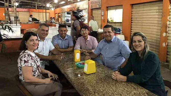 Com tom de campanha, Major Rocha, Mara e Minoru Kinpara visitam Mercado Elias Mansour