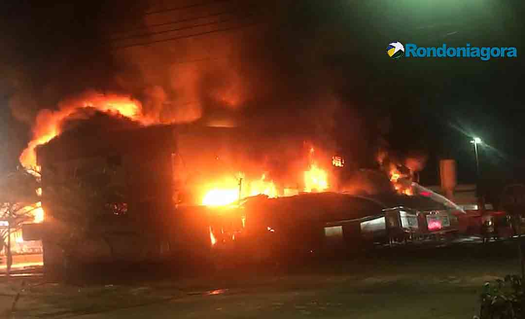 Prédio da Rondobrás, em Porto Velho, é consumido pelas chamas em incêndio na noite de sábado