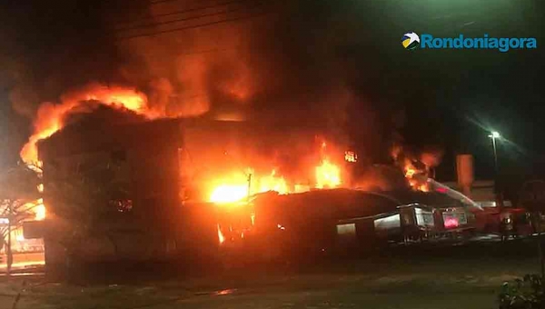 Prédio da Rondobrás, em Porto Velho, é consumido pelas chamas em incêndio na noite de sábado