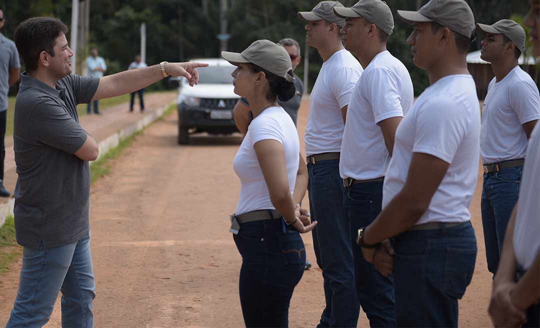 Governador Gladson Cameli visita alunos do curso de formação de soldados da PMAC