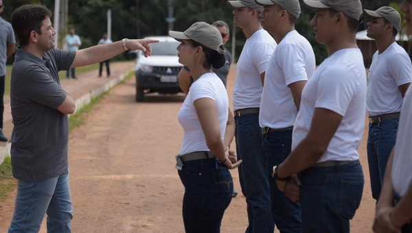 Governador Gladson Cameli visita alunos do curso de formação de soldados da PMAC