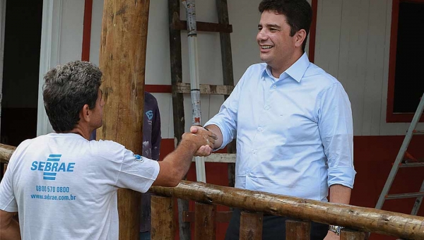 Gladson visita construções de estandes e agradece a trabalhadores da Expoacre