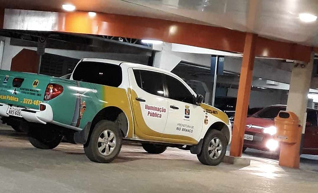 Caminhonete com adesivo da prefeitura de Rio Branco é flagrada em estacionamento de supermercado