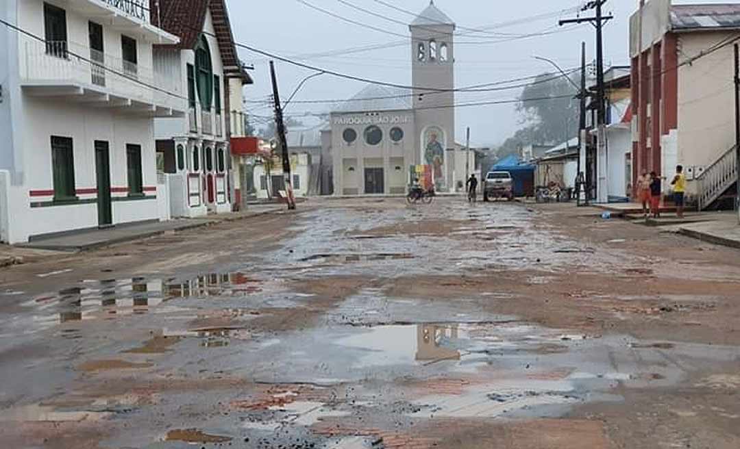 Taraucaenses protestam na rede contra abandono da cidade; Até a rua da prefeitura está tomada por buracos