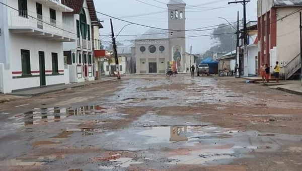 Taraucaenses protestam na rede contra abandono da cidade; Até a rua da prefeitura está tomada por buracos