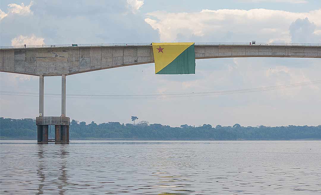 Comitiva do Acre realiza primeira travessia sobre a ponte do rio Madeira