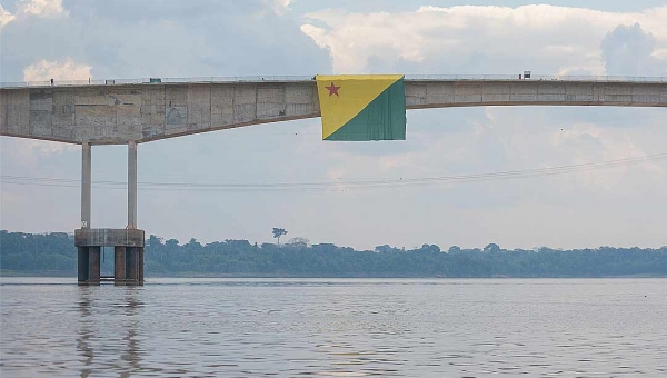 Comitiva do Acre realiza primeira travessia sobre a ponte do rio Madeira