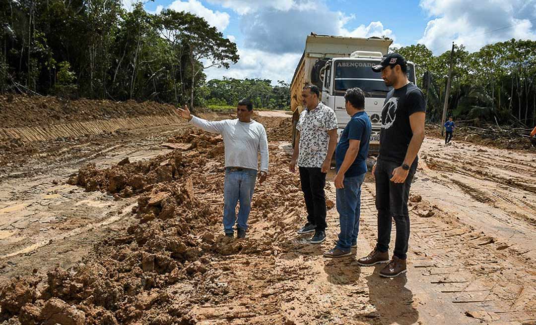 Prefeito Ilderlei Cordeiro vistoria obra de pavimentação do acesso ao Croa