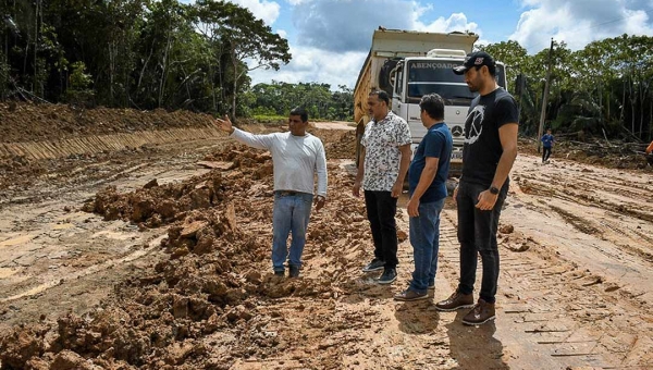 Prefeito Ilderlei Cordeiro vistoria obra de pavimentação do acesso ao Croa