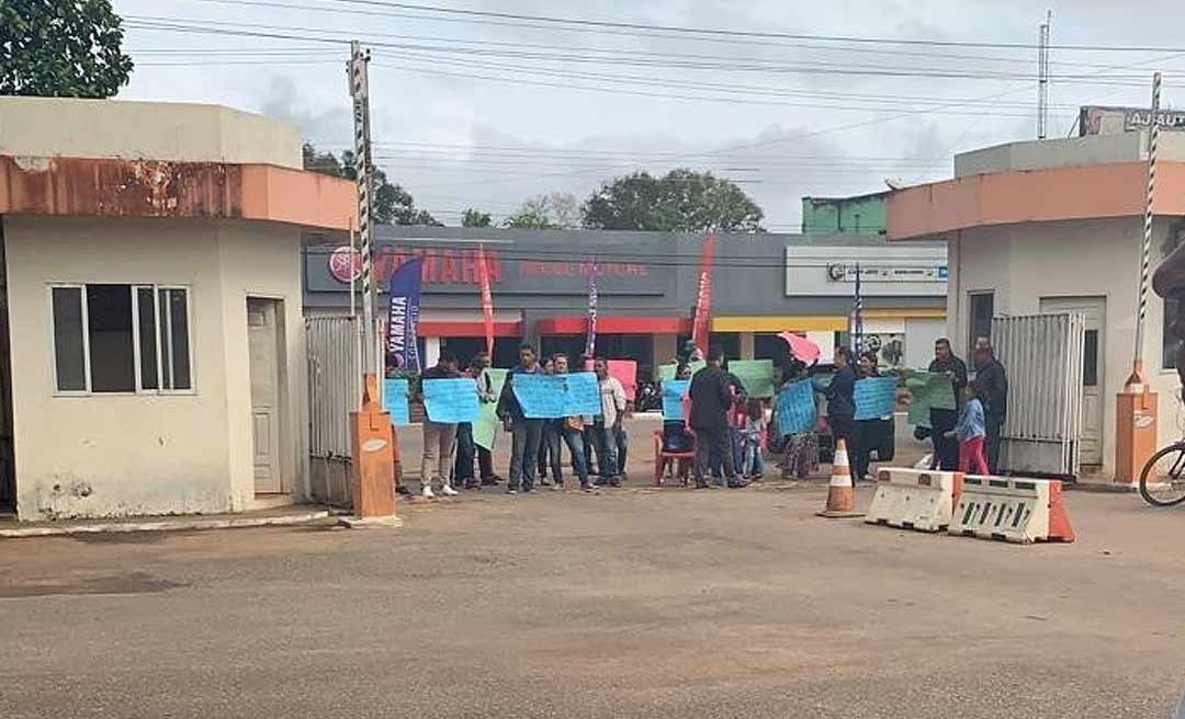 Moradores do Belo Jardim fecham acesso ao Deracre e da Seinfra cobrando melhorias de ruas