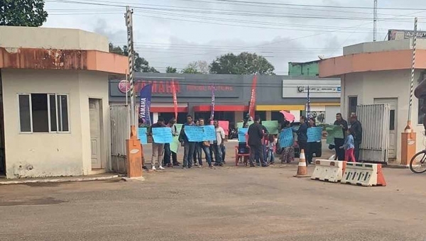 Moradores do Belo Jardim fecham acesso ao Deracre e da Seinfra cobrando melhorias de ruas