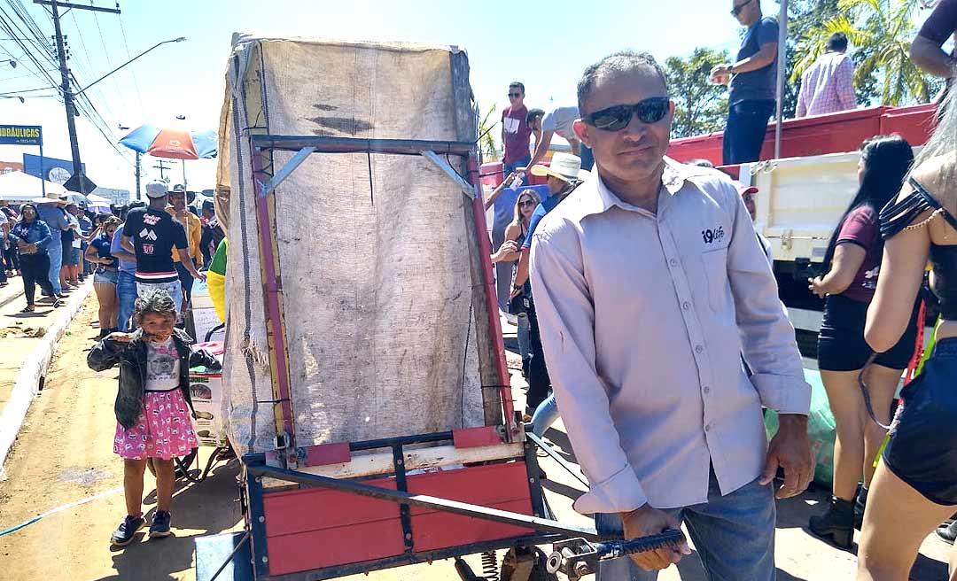 Homem recolhe latinhas na Cavalgada para pagar carteira de habilitação