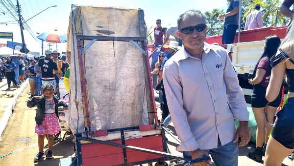 Homem recolhe latinhas na Cavalgada para pagar carteira de habilitação