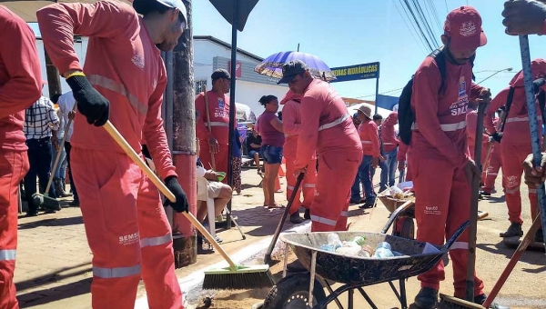 Trabalhadores da Zeladoria da cidade limpam a Via Chico Mendes enquanto ocorre a Cavalgada