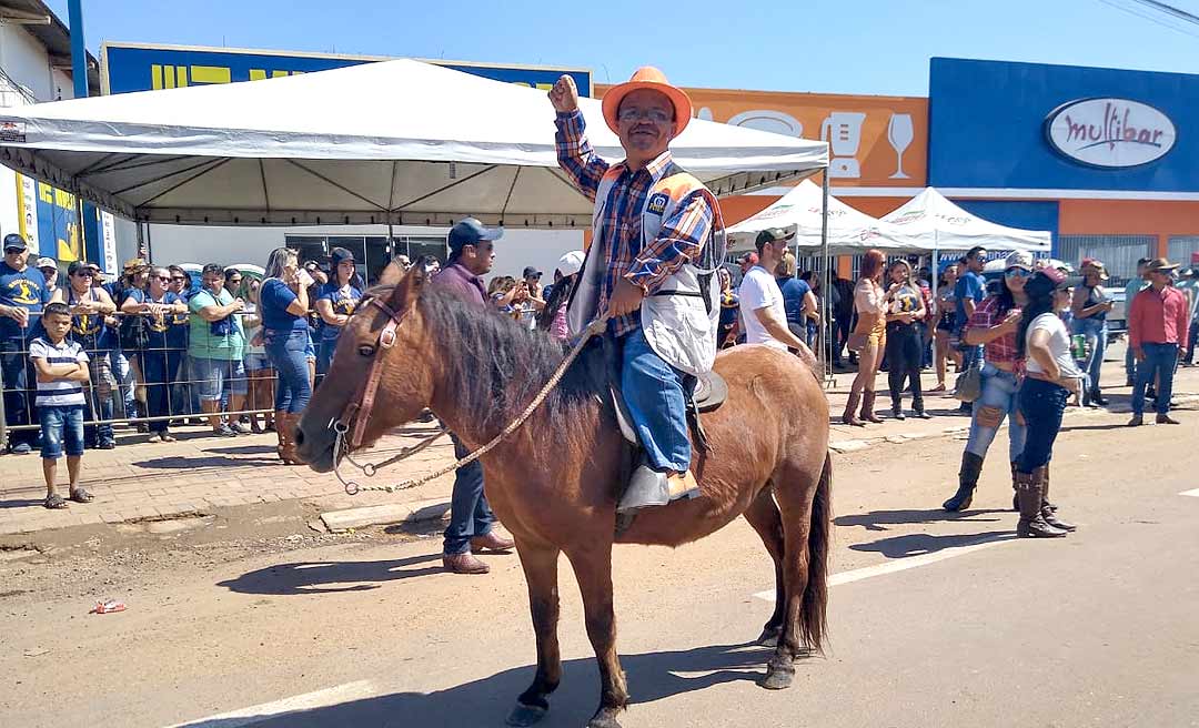 Montado em um pônei, anão Montana Jack é atração à parte na Cavalgada