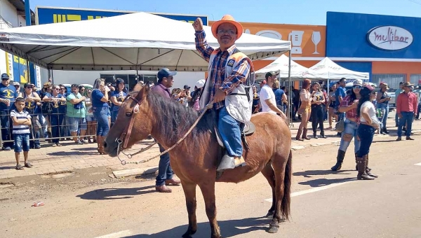 Montado em um pônei, anão Montana Jack é atração à parte na Cavalgada