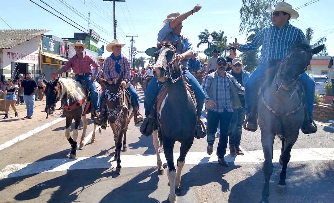 Primeira-dama Ana Paula Cameli cai de cavalo na concentração da cavalgada