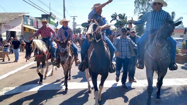 Primeira-dama Ana Paula Cameli cai de cavalo na concentração da cavalgada