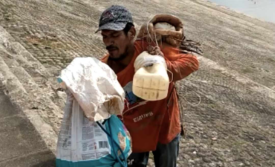 Pescador amador captura peixe enorme no rio Acre no centro de Rio Branco