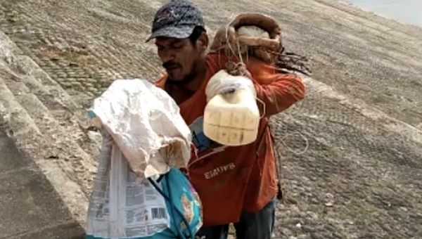 Pescador amador captura peixe enorme no rio Acre no centro de Rio Branco