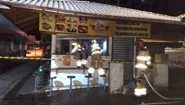 Curto-circuito provoca princípio de incêndio em lanchonete no Calçadão da Benjamin Constant