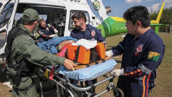 Helicóptero do governo resgata paciente indígena da Aldeia Nova Fronteira