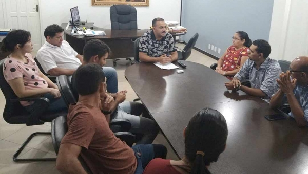 Prefeito Ilderlei Cordeiro dialoga com comerciantes do Mercado Joãozinho Melo