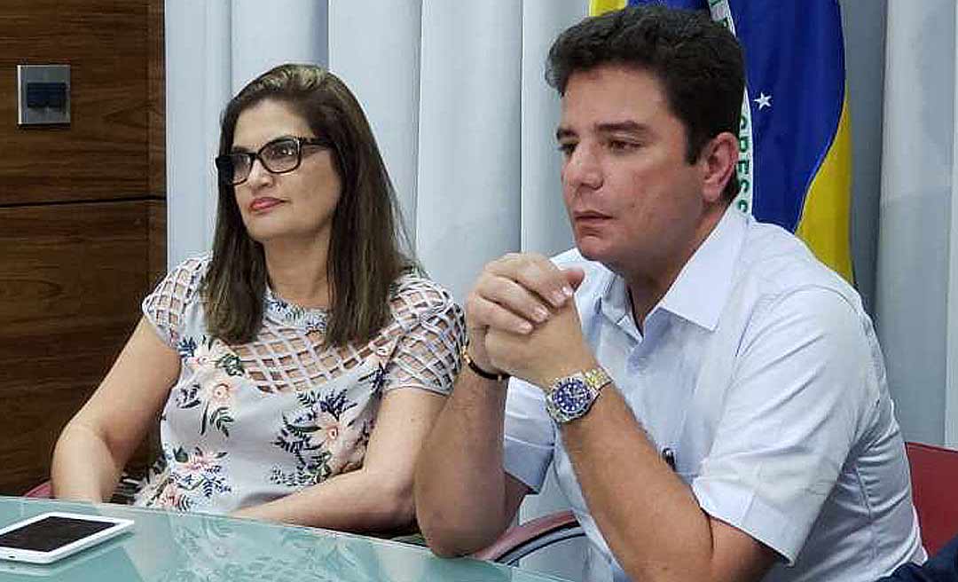 Gladson desmente boatos sobre possível exoneração de Mônica Kanaan da Sesacre e diz que ela tem aval para agir 