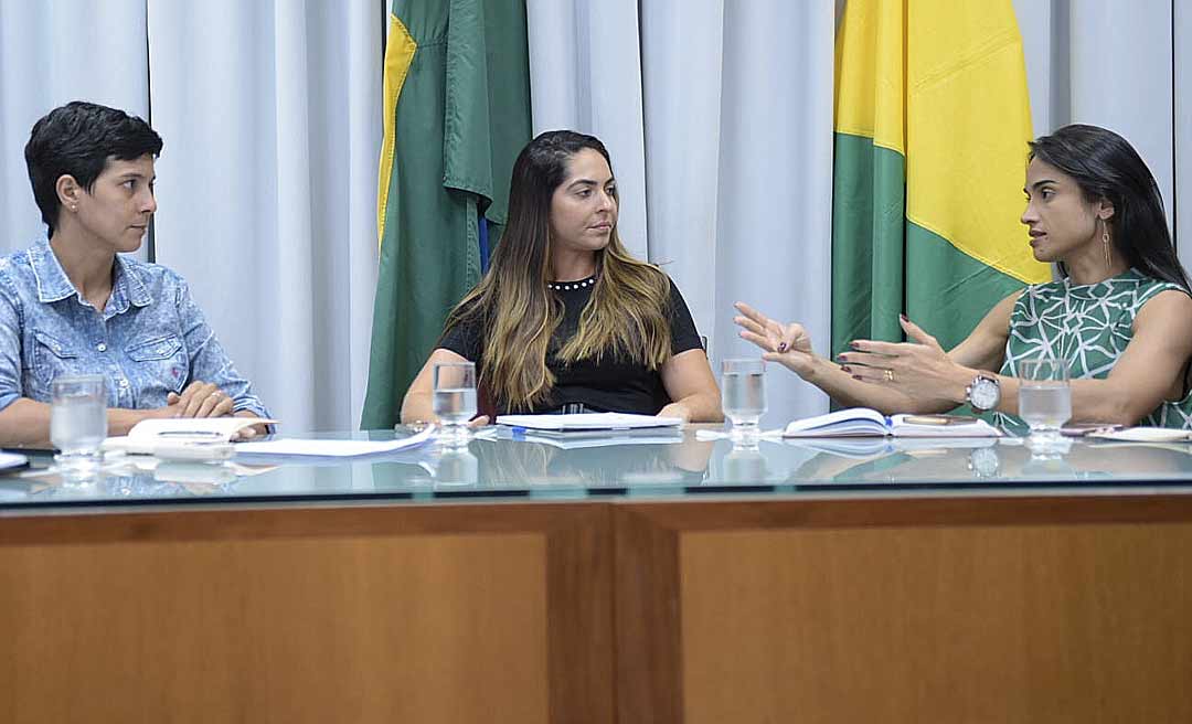 Primeira-dama coordena reunião sobre mudanças no cardápio da merenda escolar