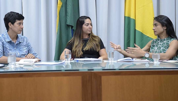 Primeira-dama coordena reunião sobre mudanças no cardápio da merenda escolar