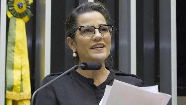 Mara Rocha pressiona Gladson por contratar serviços de aeronave por R$ 5,2 milhões