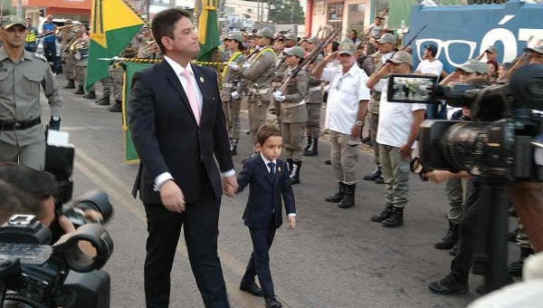 "Agora a gente desenterrou a cabeça de burro", diz Gladson ao descerrar a placa de inauguração do Pronto Socorro