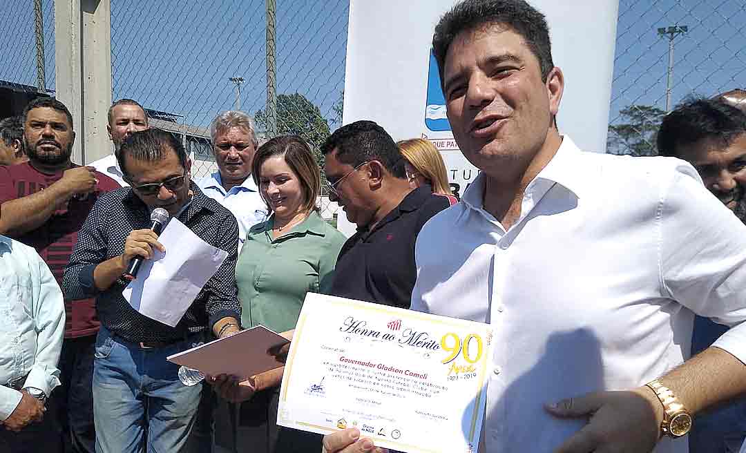 Com Gladson, Socorro Neri e Petecão no mesmo "palanque", quadra é inaugurada no 06 de Agosto