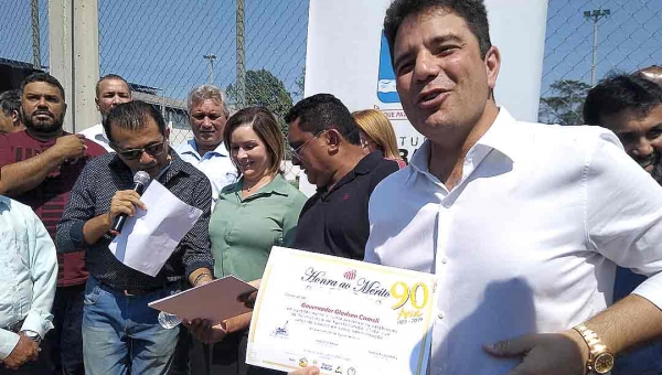 Com Gladson, Socorro Neri e Petecão no mesmo "palanque", quadra é inaugurada no 06 de Agosto