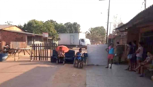 Moradores do Taquari fecham rua em protesto por causa de corte de energia