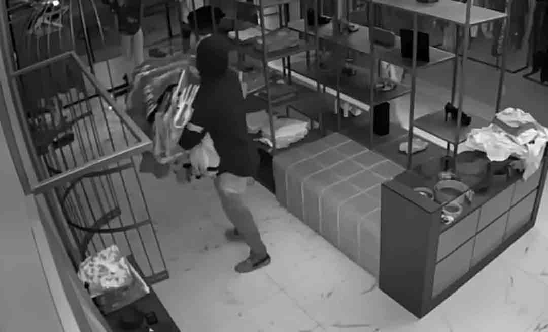 Veja o vídeo do furto de roupas em uma loja no Espaço Village em Rio Branco