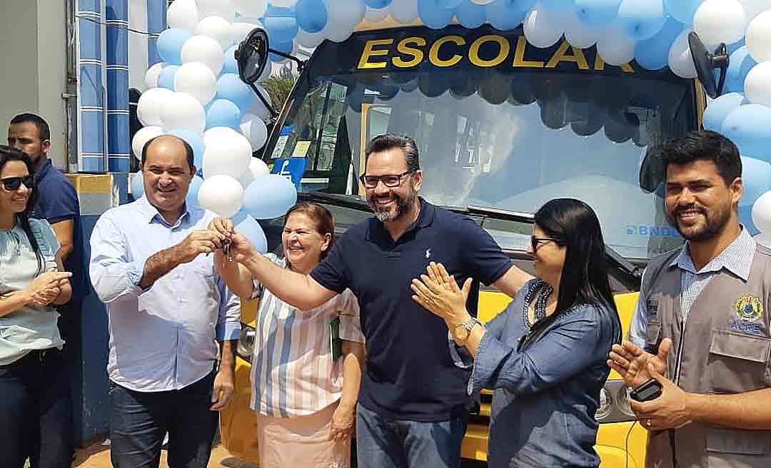 Alan Rick participa de entrega de ônibus escolar em Plácido de Castro