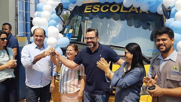 Alan Rick participa de entrega de ônibus escolar em Plácido de Castro