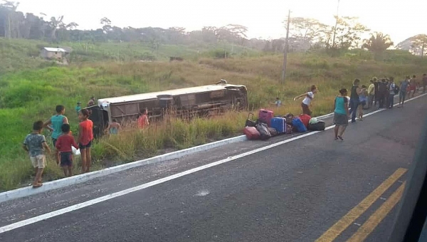 Governo confirma um óbito em acidente com ônibus de delegação e diz que estavam no coletivo 31 estudantes