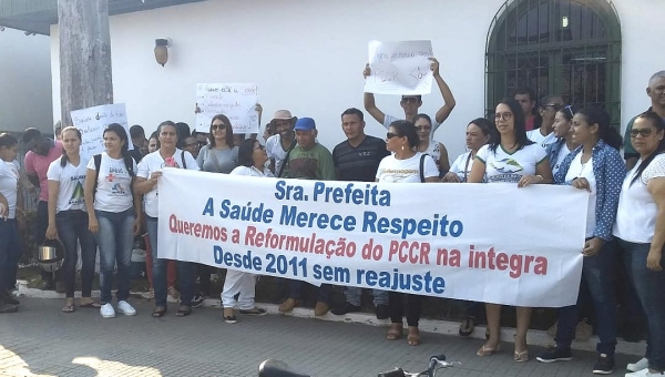 Servidores da Saúde param atividades em Brasileia em protesto contra política adotada por Fernanda Hassem