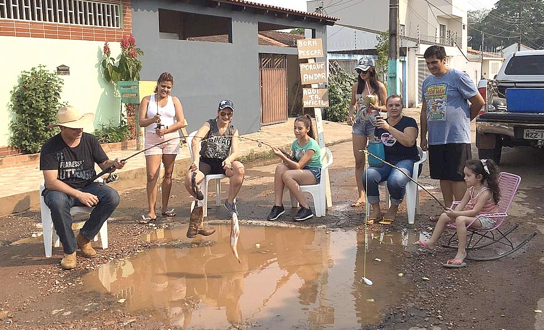 Em protesto contra a prefeitura, moradores do Edson Cadaxo "pescam" em ruas esburacadas