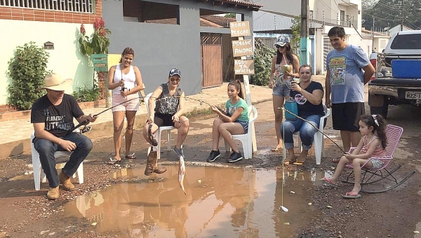 Em protesto contra a prefeitura, moradores do Edson Cadaxo "pescam" em ruas esburacadas