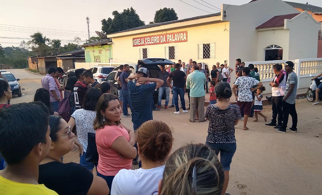 Sob comoção, corpo de Kelly Pereira é recebido por parentes e amigos para ser velado em igreja