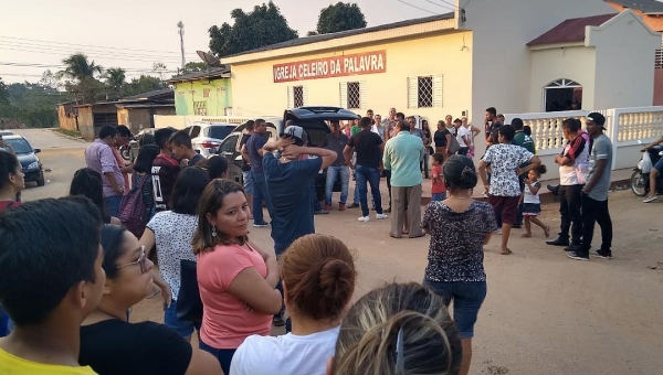 Sob comoção, corpo de Kelly Pereira é recebido por parentes e amigos para ser velado em igreja