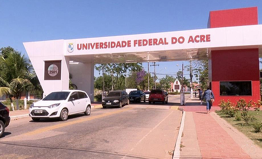 Contra bloqueio de recursos na Ufac, estudantes e servidores promovem ato no centro e Terminal Urbano de Rio Branco