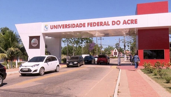 Contra bloqueio de recursos na Ufac, estudantes e servidores promovem ato no centro e Terminal Urbano de Rio Branco