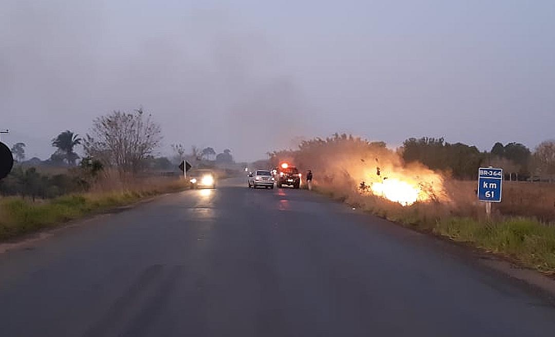 Caminhão carregado com sabão em pó que vinha para Rio Branco explode na BR-364 após colisão