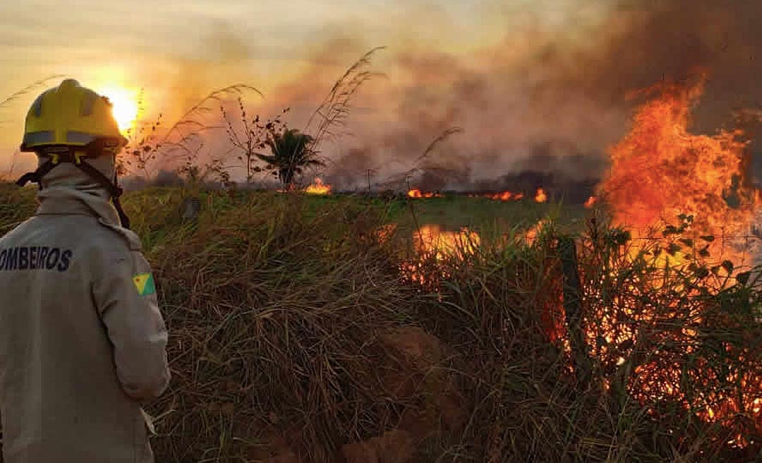 Com uma semana de atraso, Gladson Cameli assina decreto de alerta ambiental no Acre